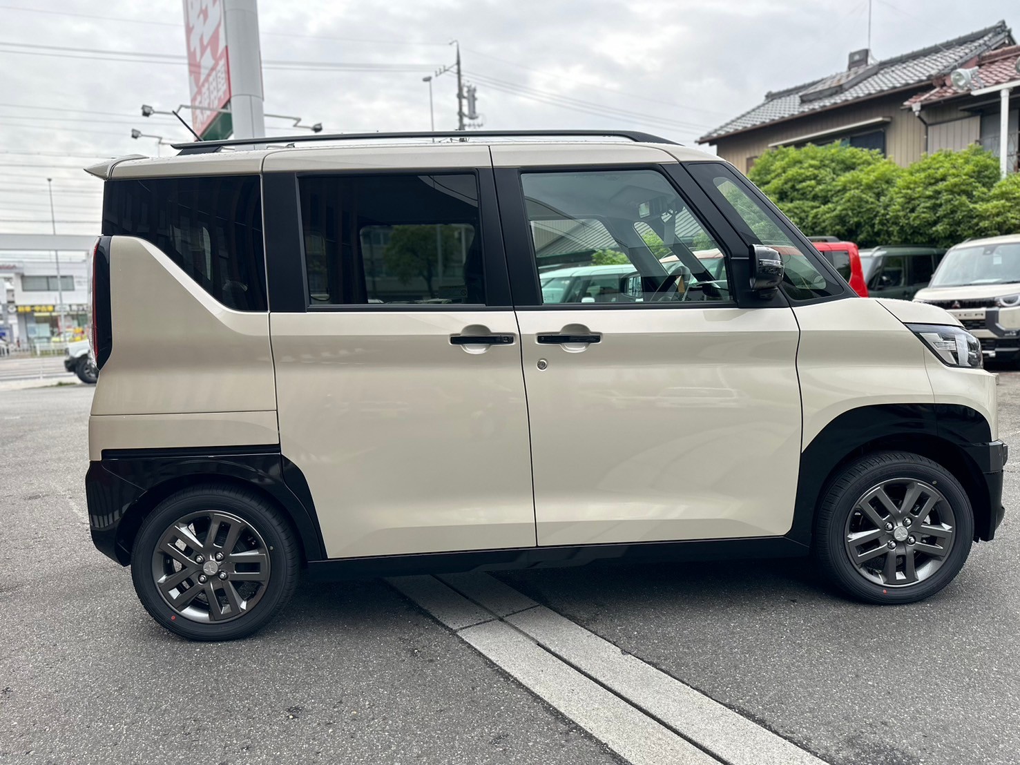 三菱 デリカミニ Tプレミアム　4WD