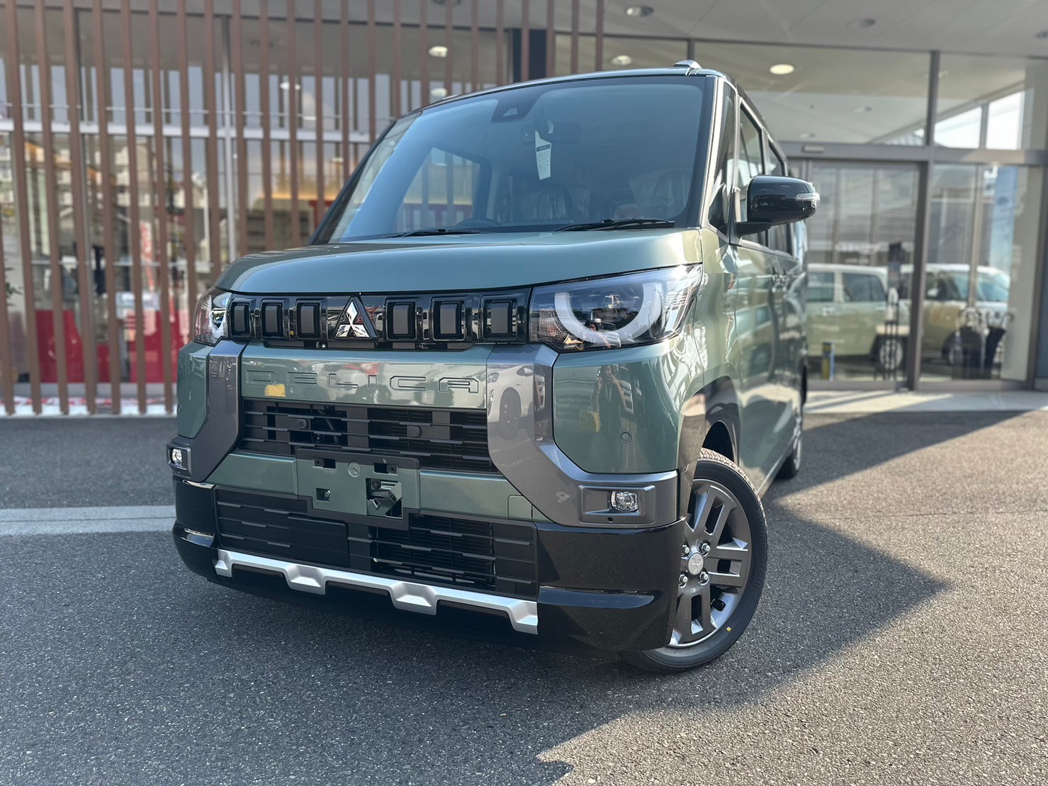 三菱 デリカミニ Gプレミアム 4WD