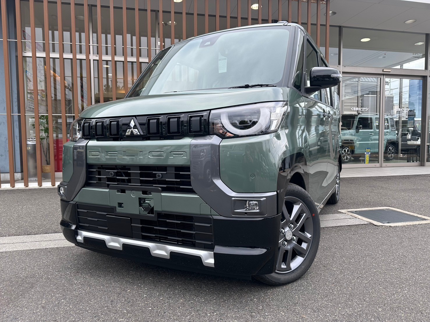 三菱 デリカミニ Gプレミアム 4WD