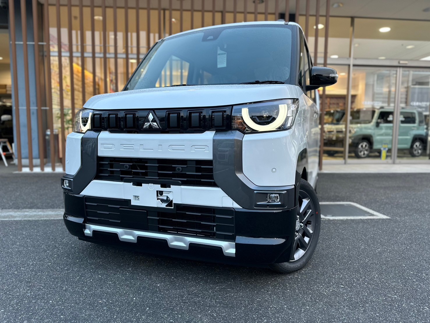 三菱 デリカミニ Gプレミアム 4WD