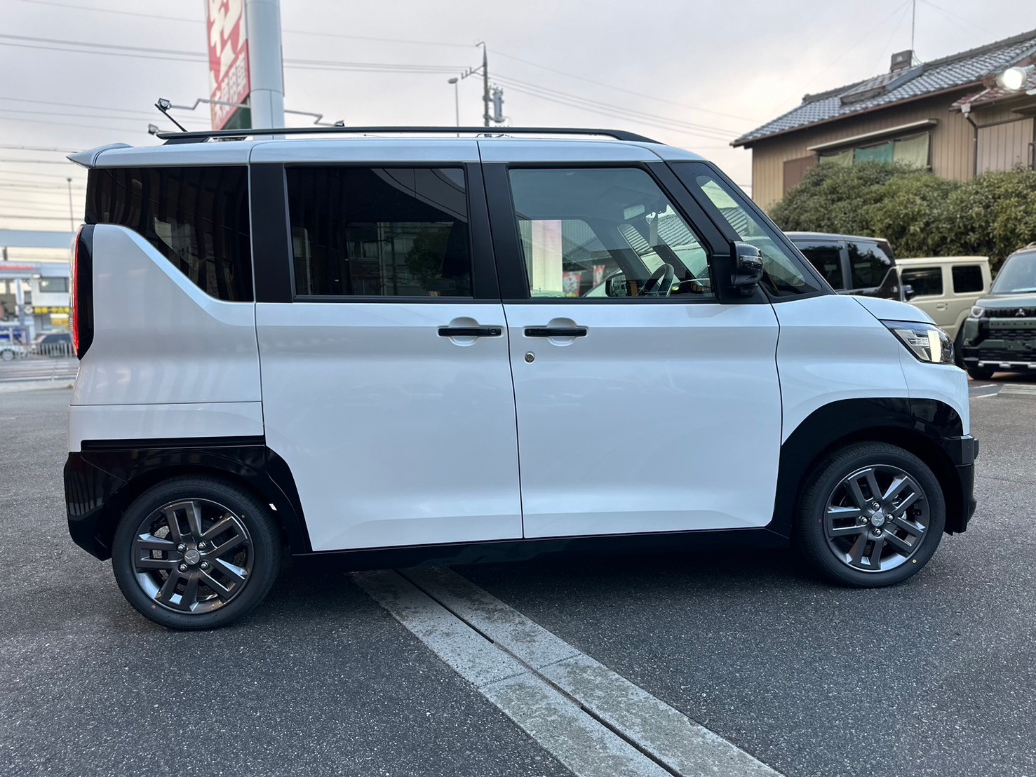 三菱 デリカミニ Gプレミアム　4WD