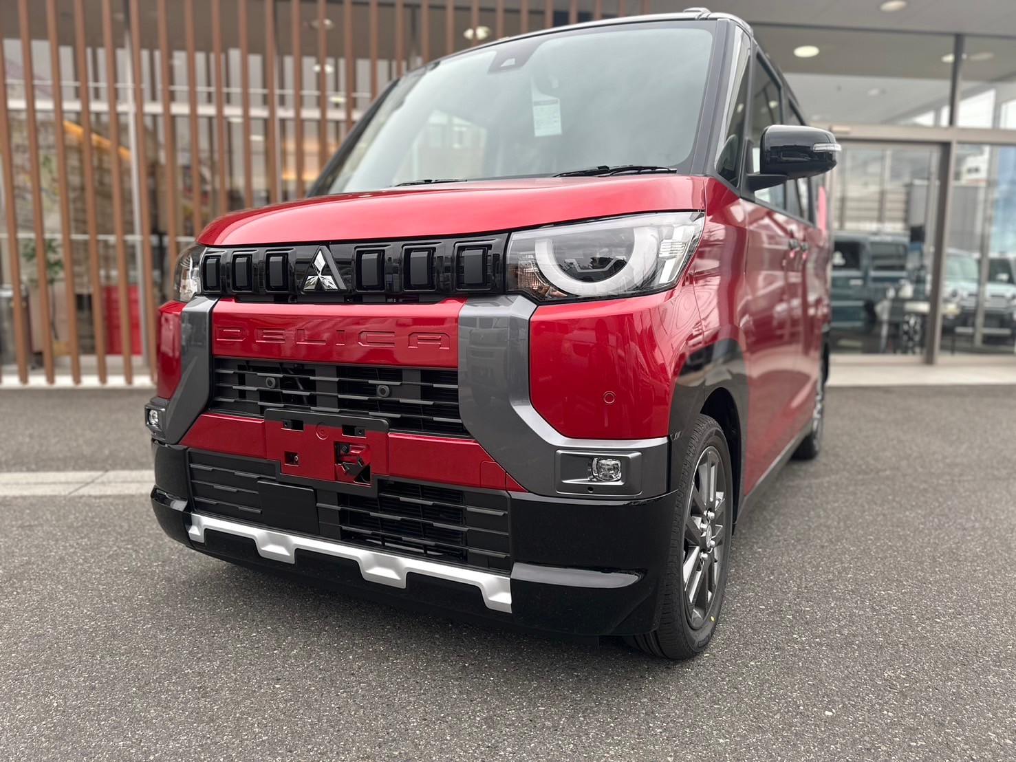 三菱 デリカミニ Tプレミアム 4WD